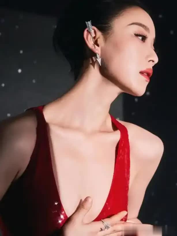 倪妮微博之夜穿红吊带裙光脚写真，37岁状态绝了！