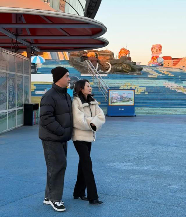 李纯夫妇逛海洋馆，马頔胖到没下巴戴线帽挺显老，夫妻被认成父女