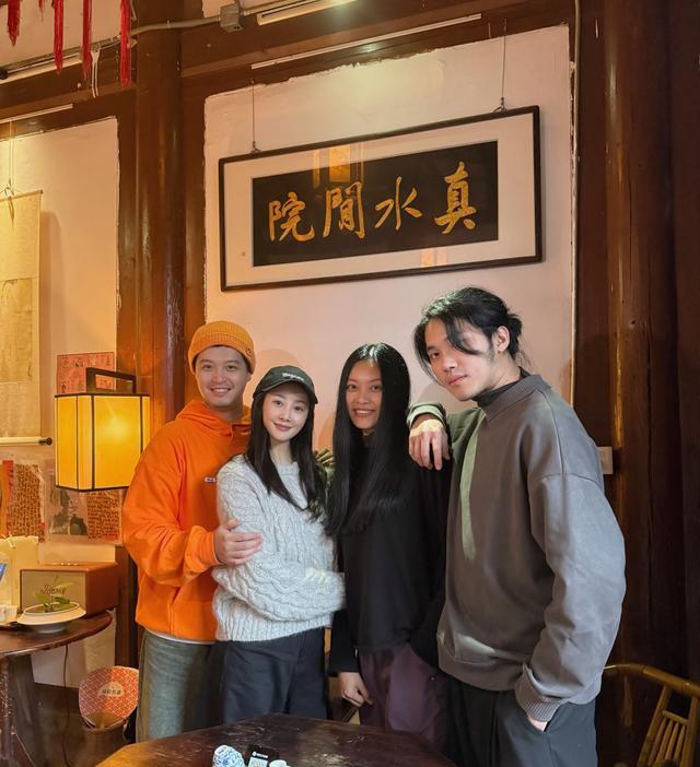 李纯夫妇逛海洋馆，马頔胖到没下巴戴线帽挺显老，夫妻被认成父女