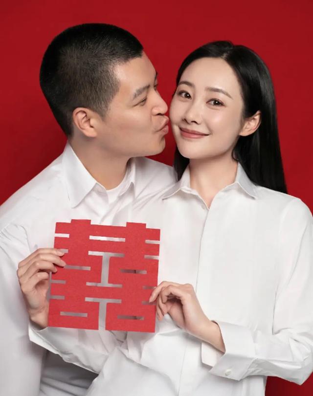 李纯夫妇逛海洋馆，马頔胖到没下巴戴线帽挺显老，夫妻被认成父女