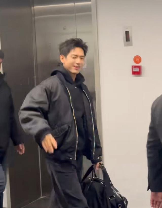 李现出现在阿里巴巴西溪园区，本人比电视上还帅，现场一片尖叫声