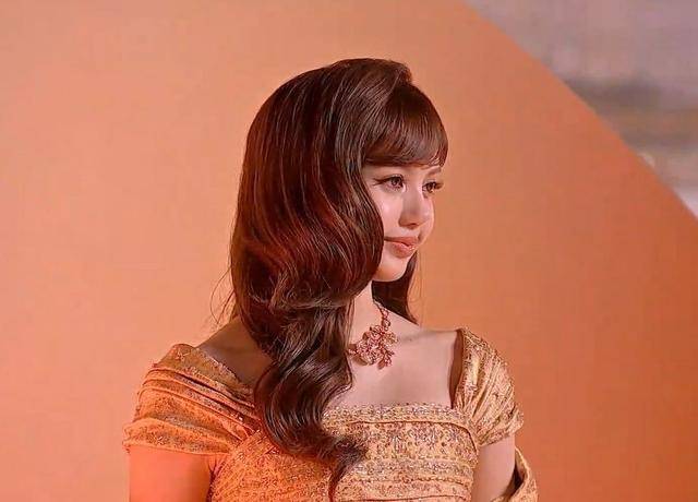 Lisa亮相泰国红毯，生图下脸蛋红润有福气，才知珠圆玉润有多美