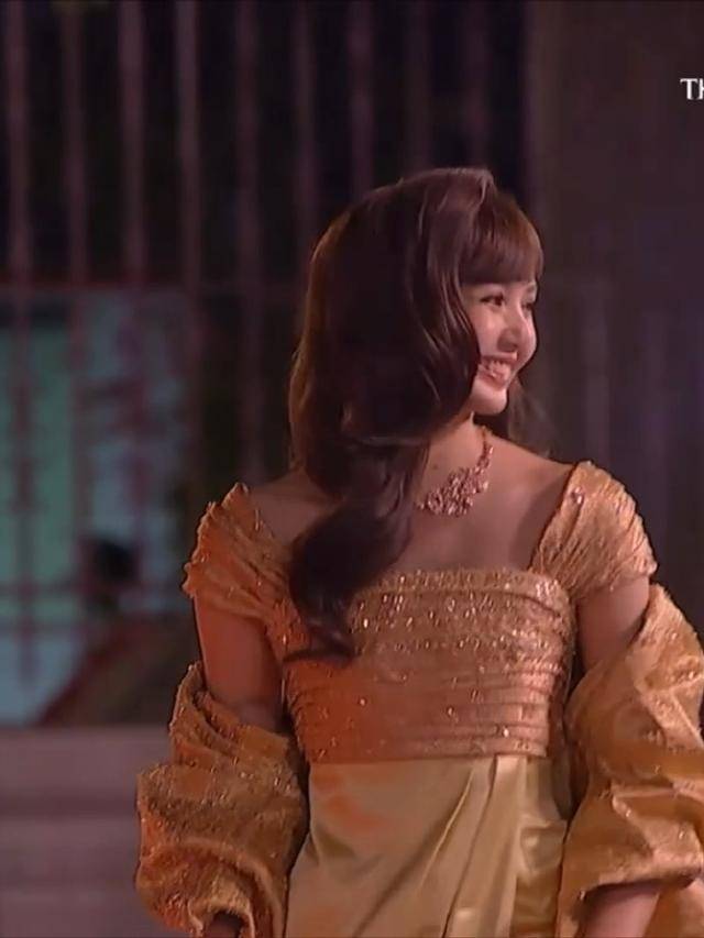 Lisa亮相泰国红毯，生图下脸蛋红润有福气，才知珠圆玉润有多美