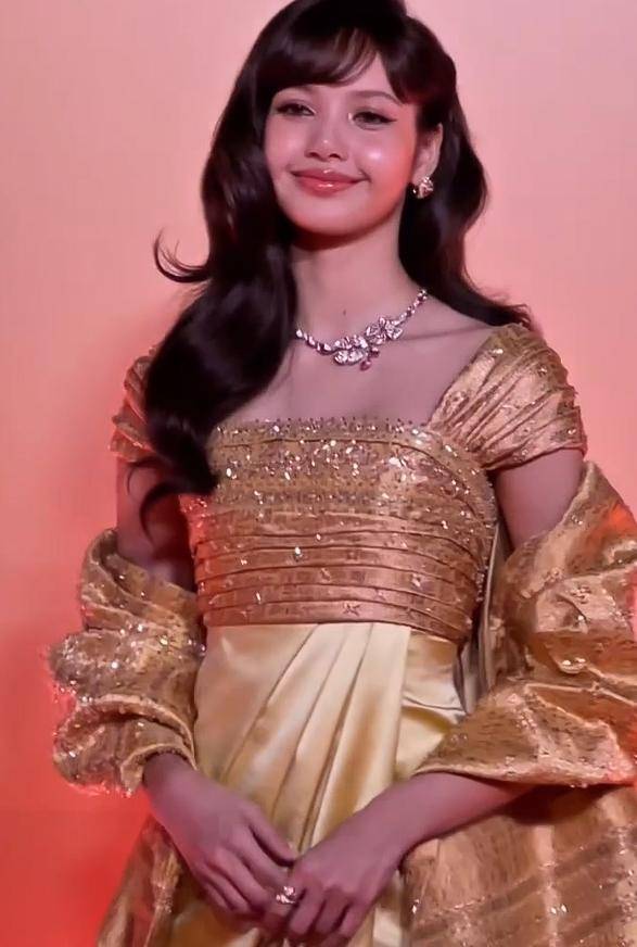 Lisa亮相泰国红毯，生图下脸蛋红润有福气，才知珠圆玉润有多美