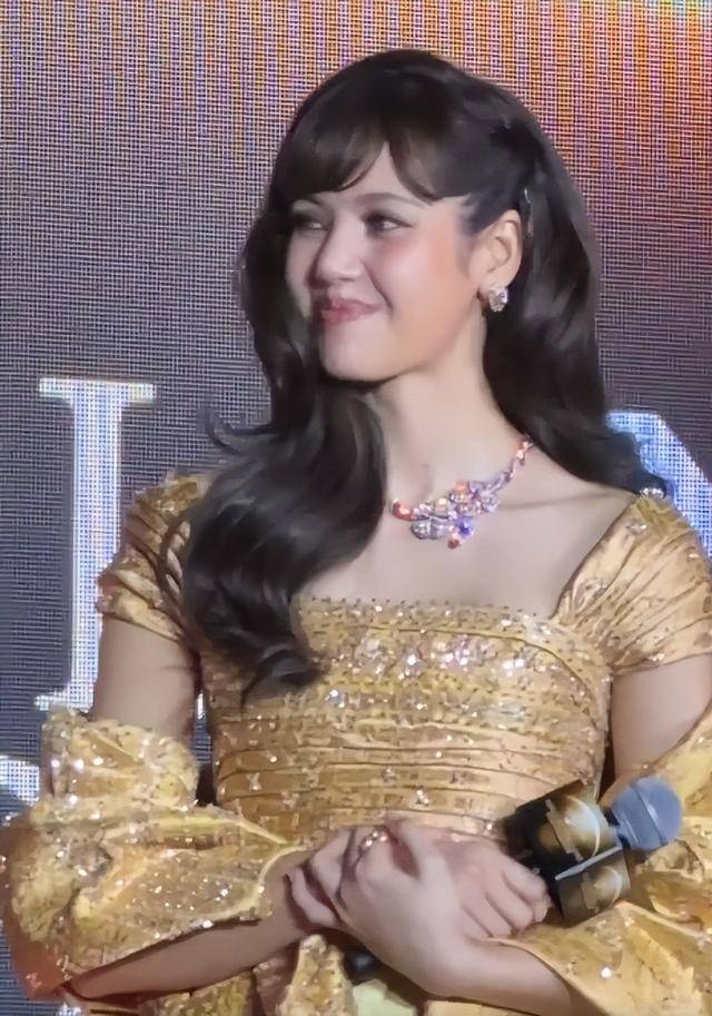 Lisa亮相泰国红毯，生图下脸蛋红润有福气，才知珠圆玉润有多美