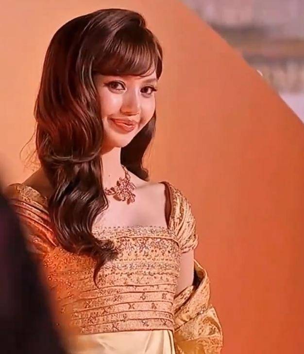 Lisa亮相泰国红毯，生图下脸蛋红润有福气，才知珠圆玉润有多美