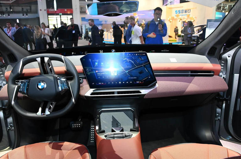 宝马长轴距SUV来了，纯电续航900km，外观很梦幻，内饰很科技