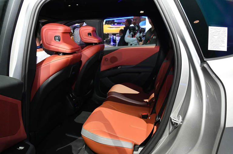 宝马长轴距SUV来了，纯电续航900km，外观很梦幻，内饰很科技