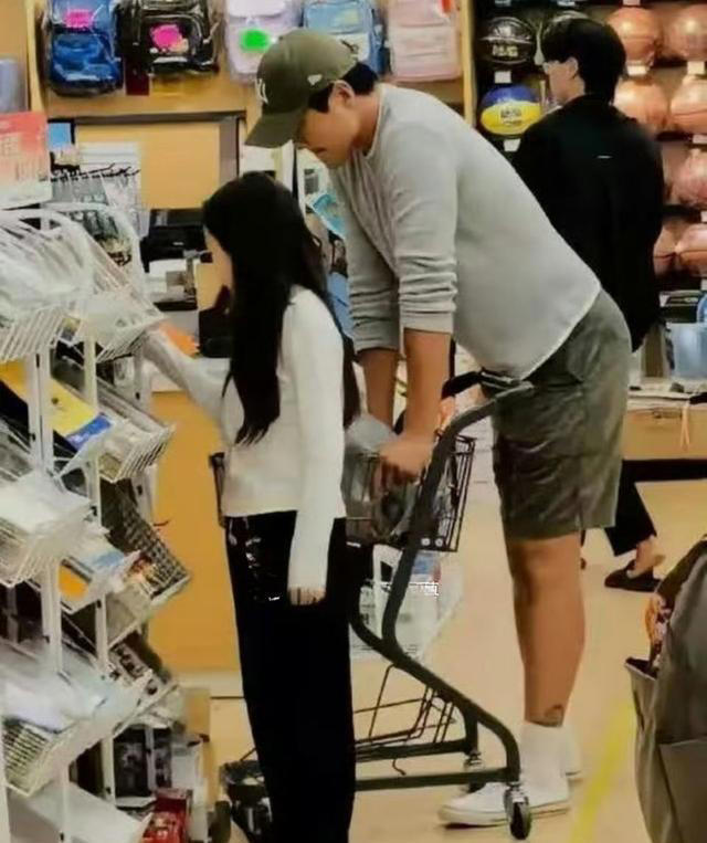 小酒窝高舒乔寒假赴天津与生父高云翔相聚