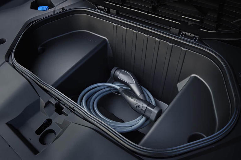 宝马长轴距SUV来了，纯电续航900km，外观很梦幻，内饰很科技