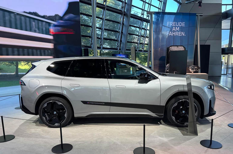 宝马长轴距SUV来了，纯电续航900km，外观很梦幻，内饰很科技