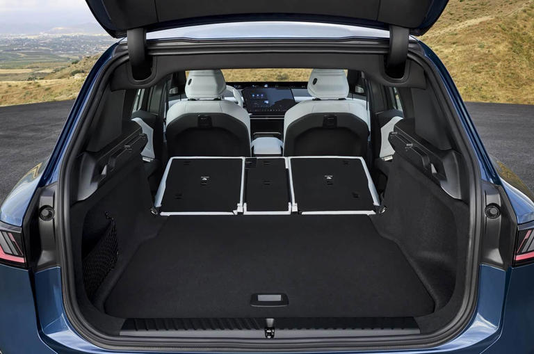 宝马长轴距SUV来了，纯电续航900km，外观很梦幻，内饰很科技