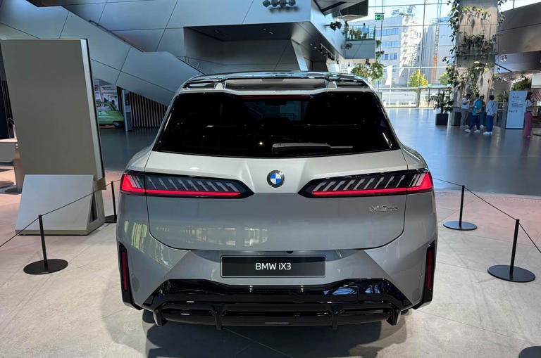 宝马长轴距SUV来了，纯电续航900km，外观很梦幻，内饰很科技