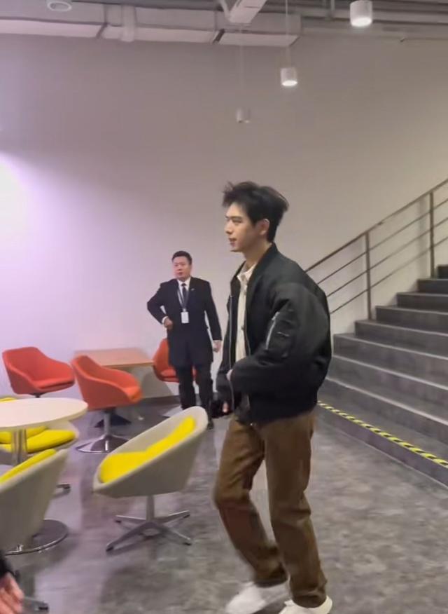 李现出现在阿里巴巴西溪园区，本人比电视上还帅，现场一片尖叫声