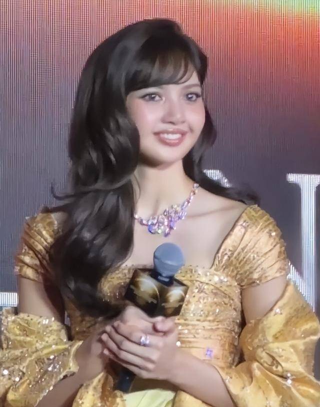 Lisa亮相泰国红毯，生图下脸蛋红润有福气，才知珠圆玉润有多美