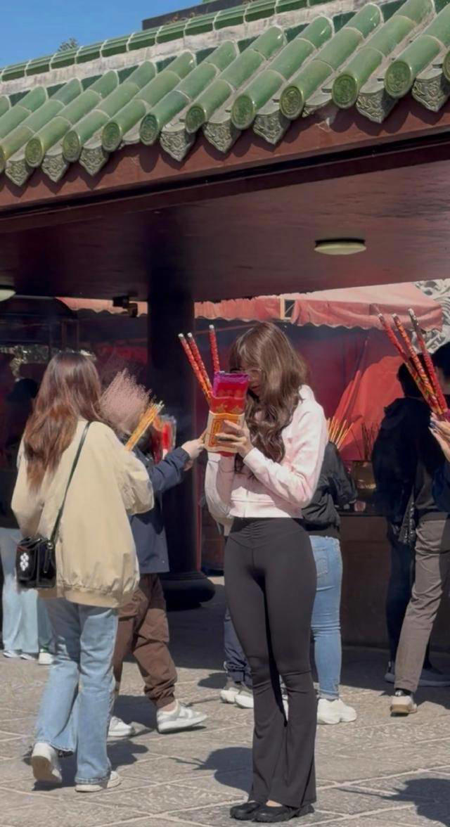 Lisa亮相泰国红毯，生图下脸蛋红润有福气，才知珠圆玉润有多美