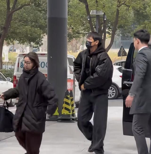 李现出现在阿里巴巴西溪园区，本人比电视上还帅，现场一片尖叫声