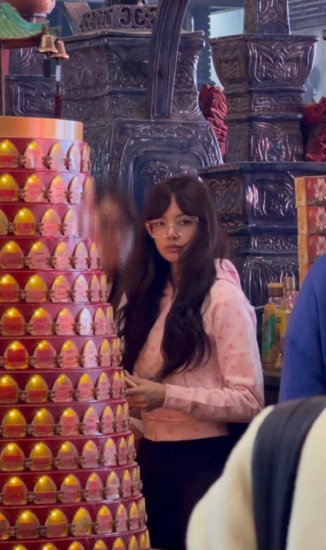 Lisa亮相泰国红毯，生图下脸蛋红润有福气，才知珠圆玉润有多美