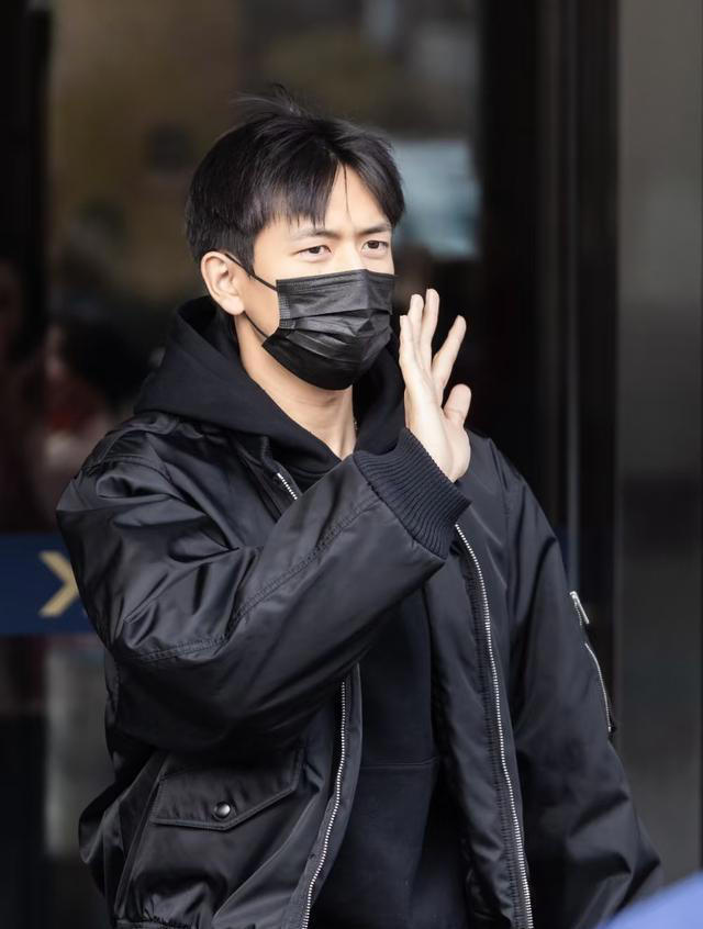 李现出现在阿里巴巴西溪园区，本人比电视上还帅，现场一片尖叫声