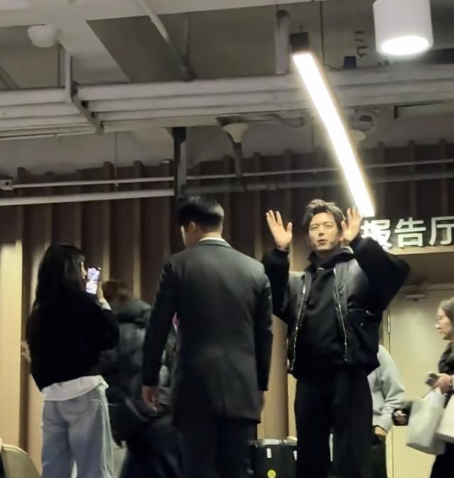 李现出现在阿里巴巴西溪园区，本人比电视上还帅，现场一片尖叫声