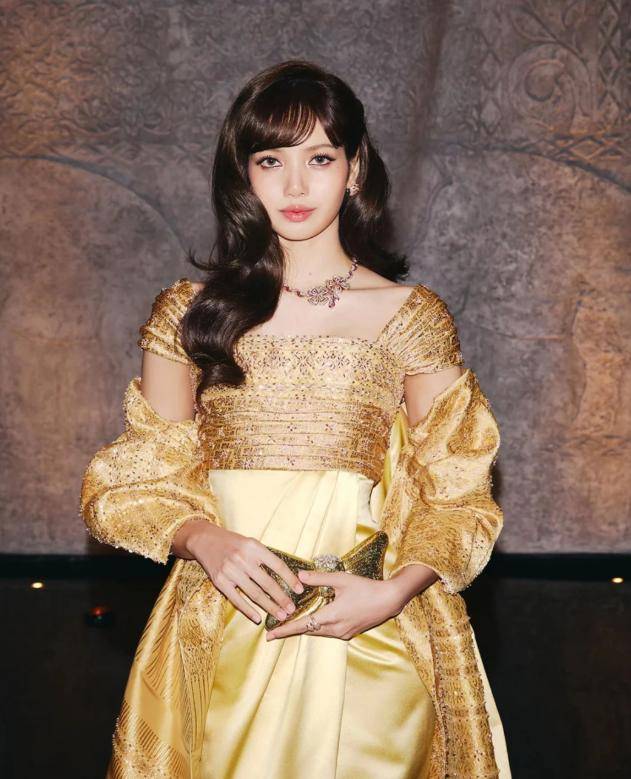 Lisa亮相泰国红毯，生图下脸蛋红润有福气，才知珠圆玉润有多美