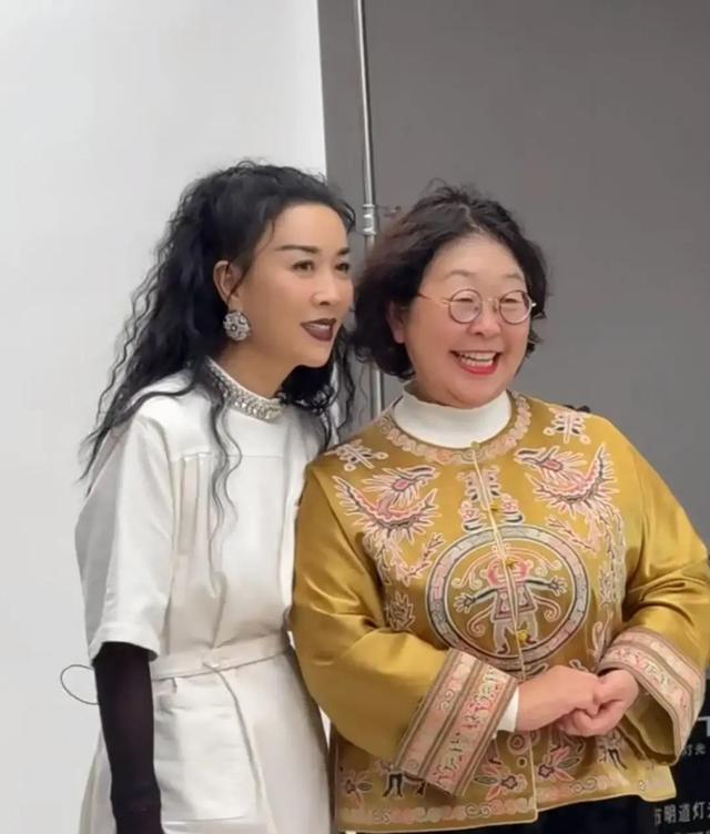 沈梦辰带婆婆追星殷秀梅，涛妈称呼儿媳为小棉袄，婆媳俩略显生疏
