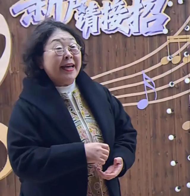 沈梦辰带婆婆追星殷秀梅，涛妈称呼儿媳为小棉袄，婆媳俩略显生疏
