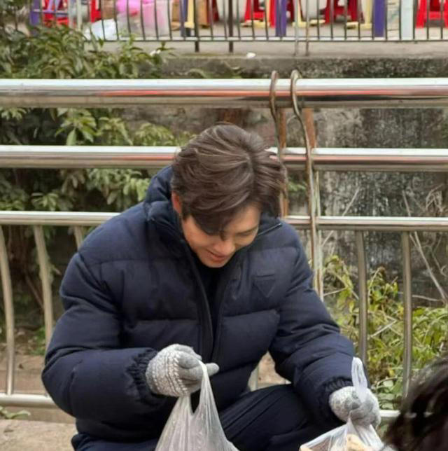 51岁钟汉良晨跑像健身教练，菜市场蹲着卖青菜，谁还记得他是四爷