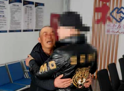男子带着一张泛黄照片，到德阳寻找失联20余年的弟弟 警方相助兄弟团圆
