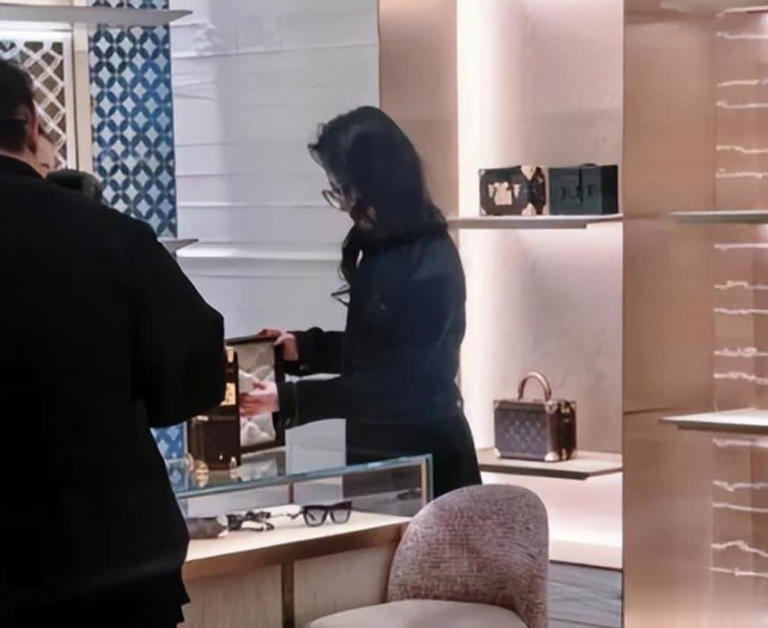 38岁刘亦菲逛北京三里屯LV店，大波浪造型梦回“黄亦玫”超美