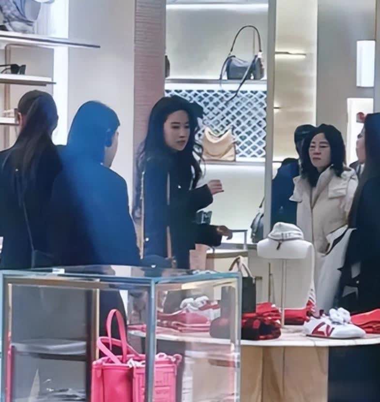 38岁刘亦菲逛北京三里屯LV店，大波浪造型梦回“黄亦玫”超美