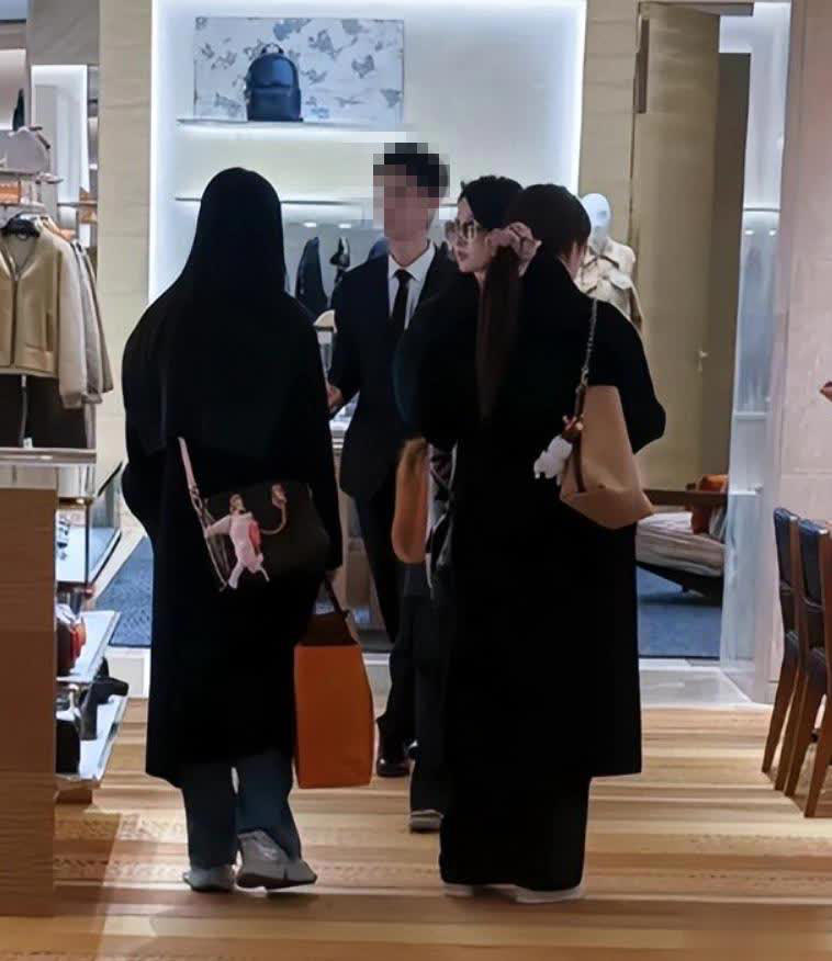 38岁刘亦菲逛北京三里屯LV店，大波浪造型梦回“黄亦玫”超美
