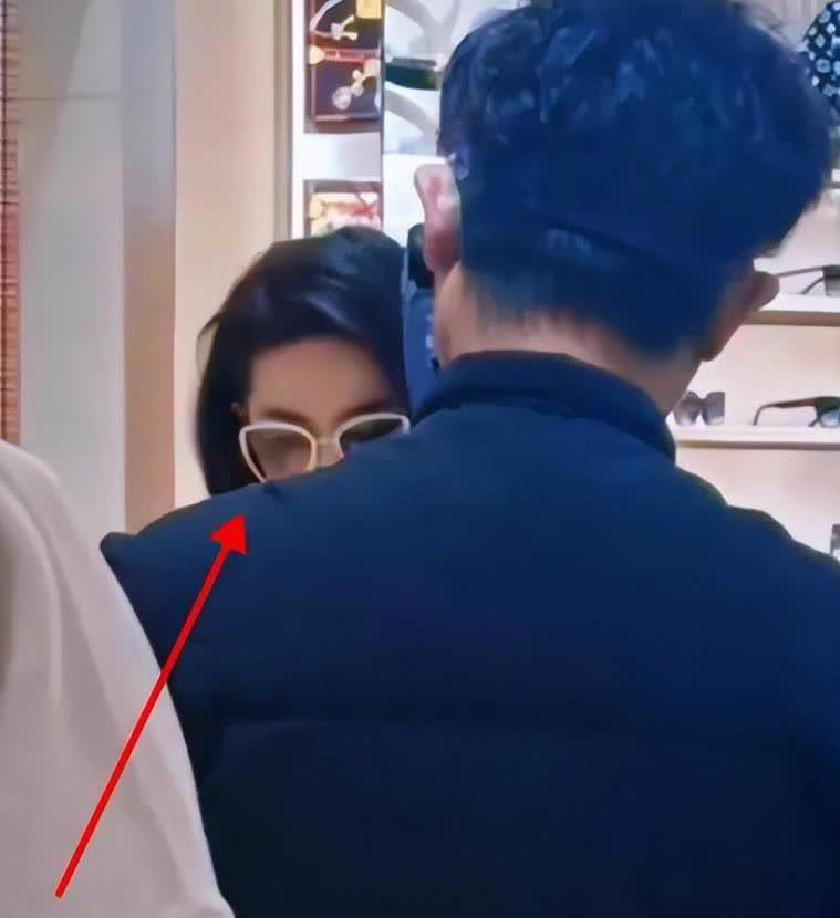 38岁刘亦菲逛北京三里屯LV店，大波浪造型梦回“黄亦玫”超美