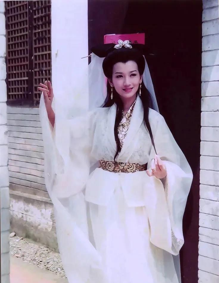 没想到33年过去了，才知道当年的许仙为什么非要找个女人来演，真相让人意外