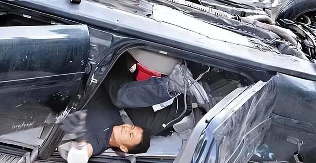 金晨被曝肇事逃逸，牵连谢霆锋，顶包案后被打、被监禁、事业尽毁