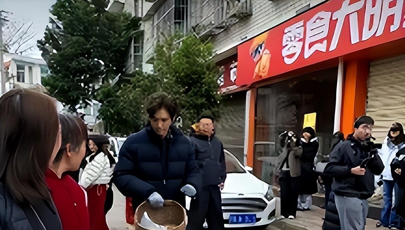 51岁钟汉良晨跑像健身教练，菜市场蹲着卖青菜，谁还记得他是四爷