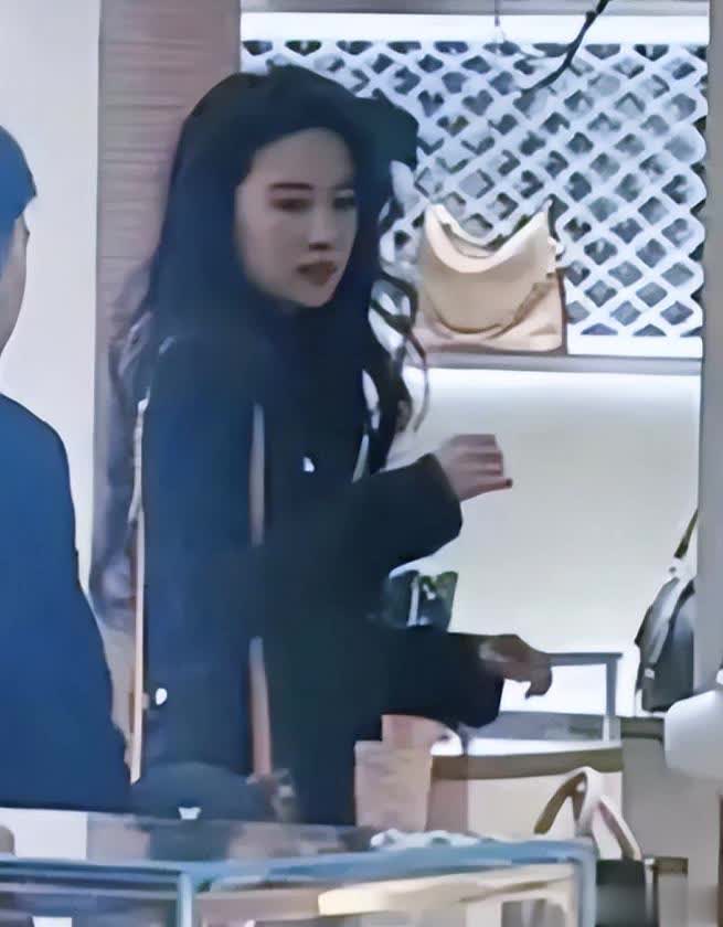 38岁刘亦菲逛北京三里屯LV店，大波浪造型梦回“黄亦玫”超美