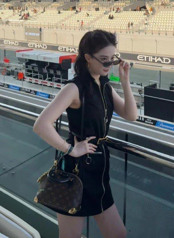 38岁刘亦菲逛北京三里屯LV店，大波浪造型梦回“黄亦玫”超美