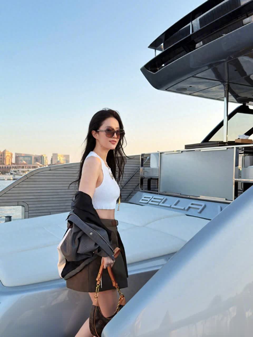 38岁刘亦菲逛北京三里屯LV店，大波浪造型梦回“黄亦玫”超美