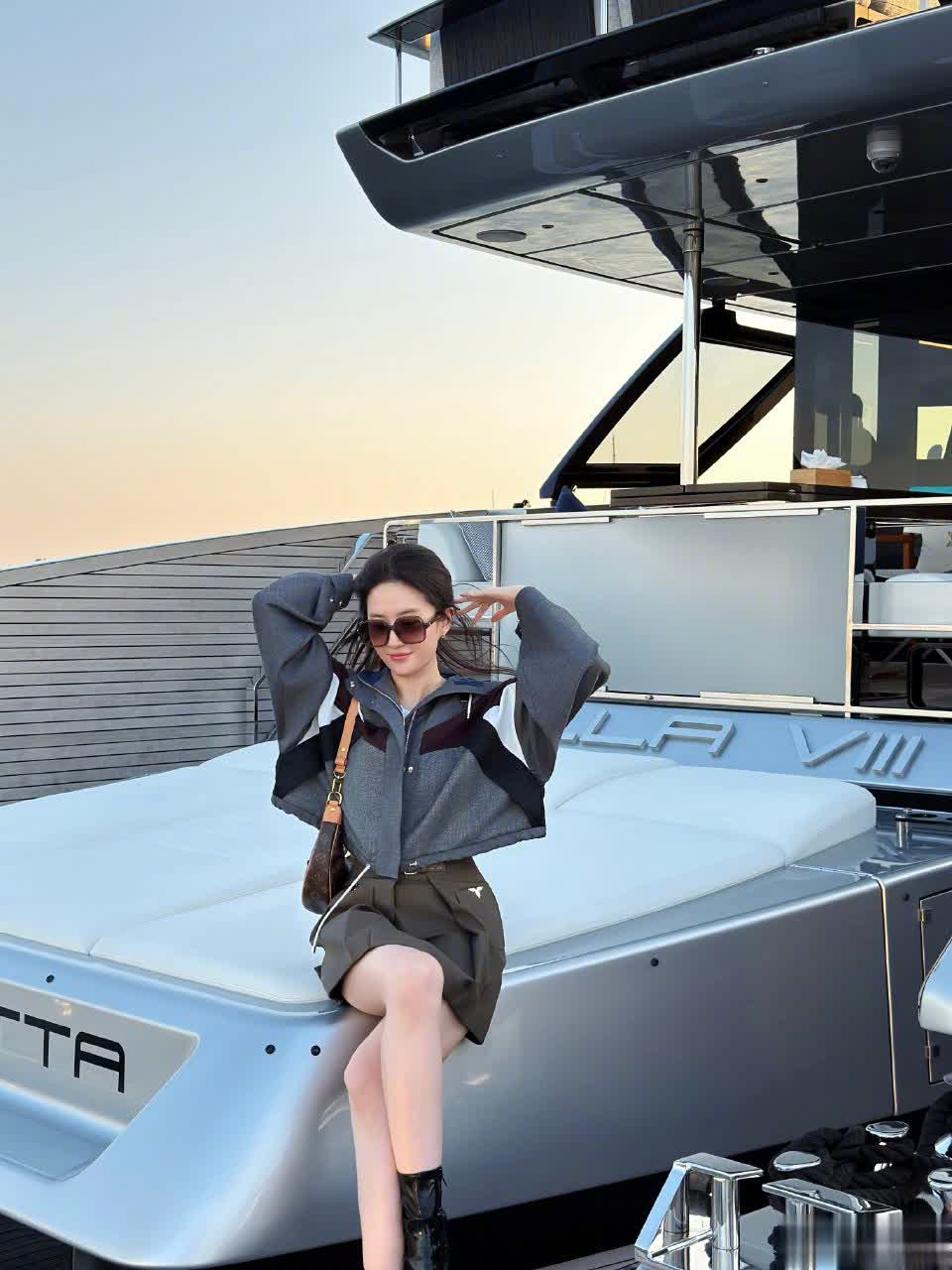 38岁刘亦菲逛北京三里屯LV店，大波浪造型梦回“黄亦玫”超美