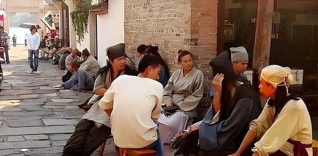 ���13��Ⱥ����״����Ů���ģ�������أ���ͷ�������·�ںη���