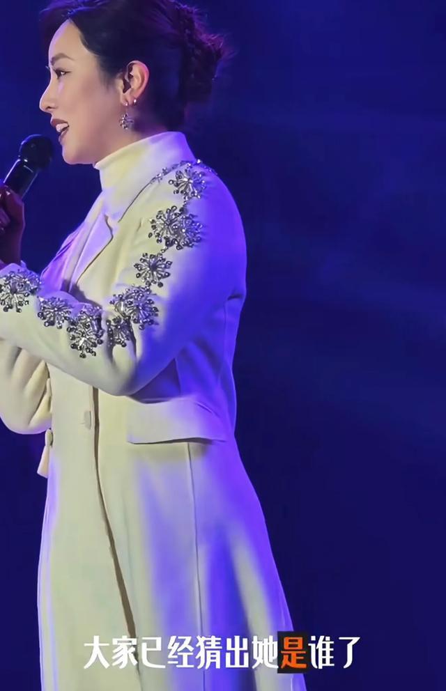 李思思现身河北县城商演，戴手套在室外主持，气温零下冻的鼻子红