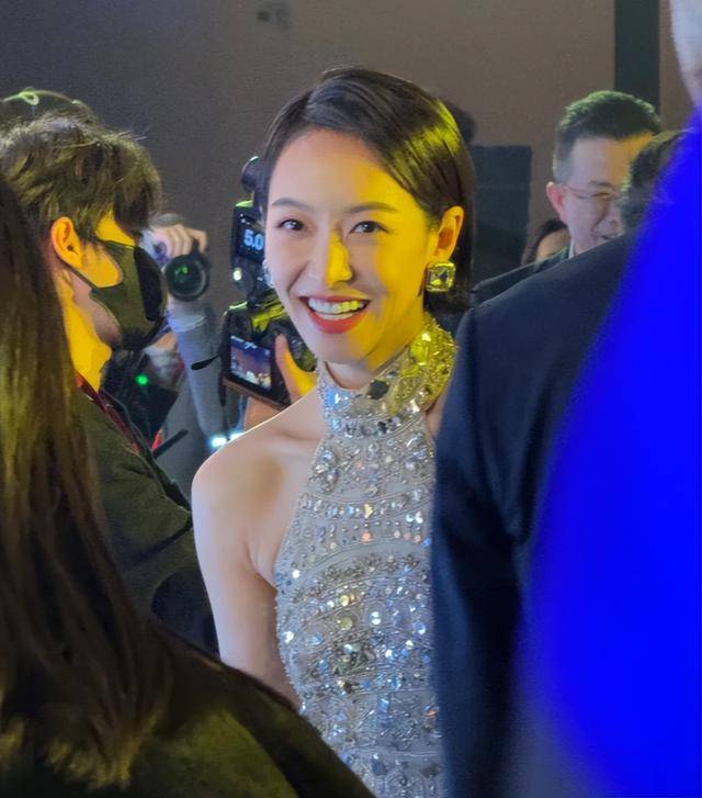 欧莱雅年会这天，看了宋茜肌肉腿和唐嫣粗臂，才知珠圆玉润有多美