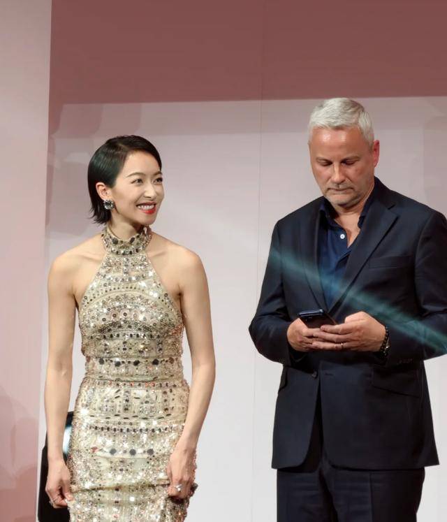 欧莱雅年会这天，看了宋茜肌肉腿和唐嫣粗臂，才知珠圆玉润有多美