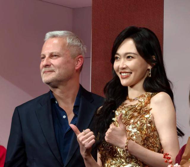  欧莱雅年会这天，看了宋茜肌肉腿和唐嫣粗臂，才知珠圆玉润有多美