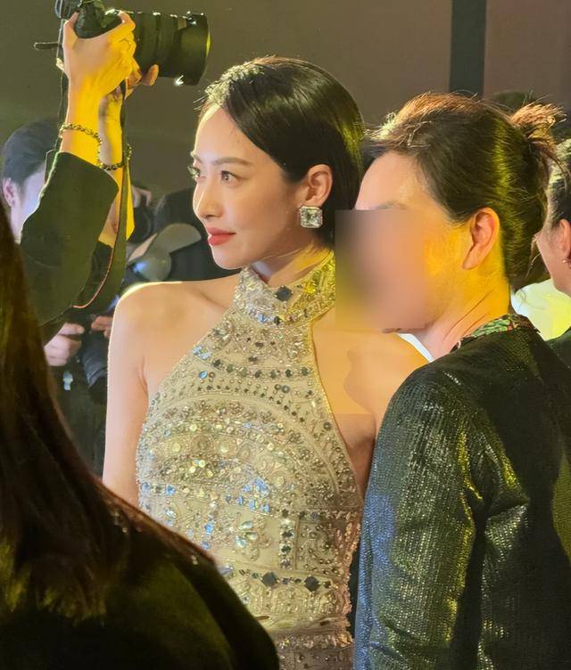 欧莱雅年会这天，看了宋茜肌肉腿和唐嫣粗臂，才知珠圆玉润有多美