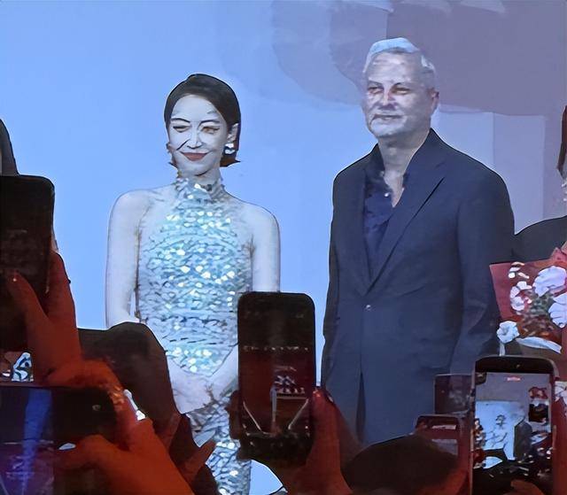 欧莱雅年会这天，看了宋茜肌肉腿和唐嫣粗臂，才知珠圆玉润有多美