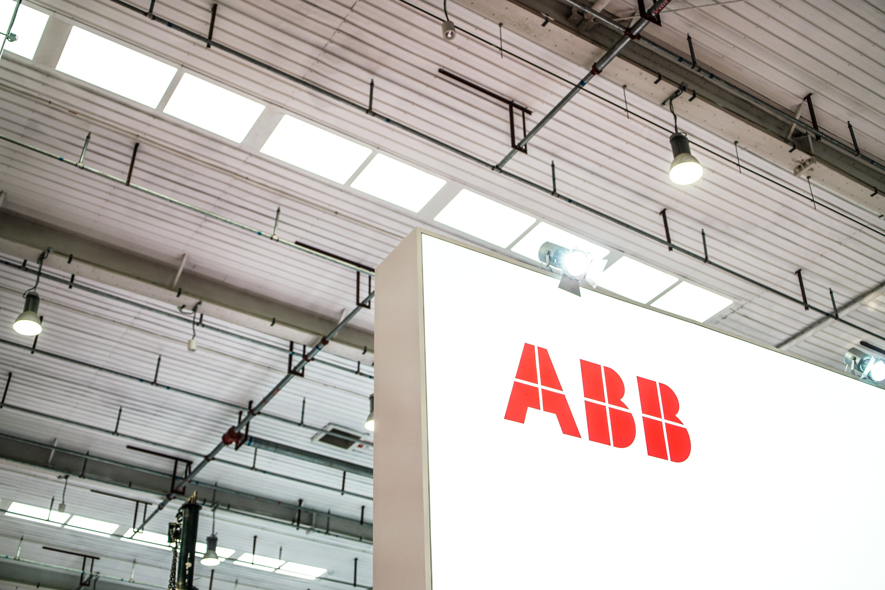 靠AI数据中心吸金，ABB单季订单首破百亿美元