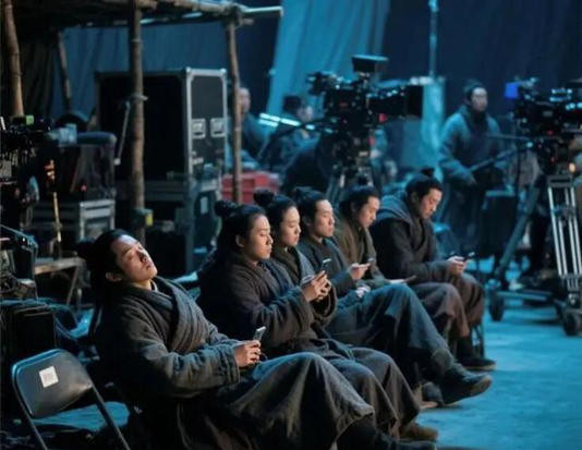 ���13��Ⱥ����״����Ů���ģ�������أ���ͷ�������·�ںη���