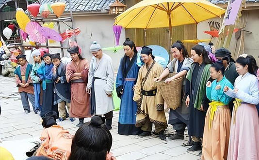 ���13��Ⱥ����״����Ů���ģ�������أ���ͷ�������·�ںη���